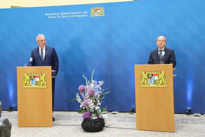 Herrmann stellt Verfassungsschutzinformationen vor
