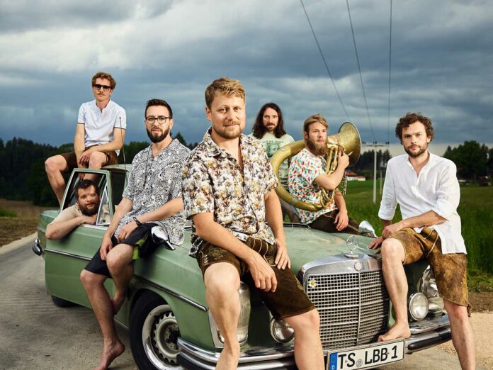 LaBrassBanda am 22. August im Rahmen einer kleinen, feinen Biergartentour zu Gast auf Schloss Kaltenberg LaBrassBanda am 22. August im Rahmen einer kleinen, feinen Biergartentour zu Gast auf Schloss Kaltenberg