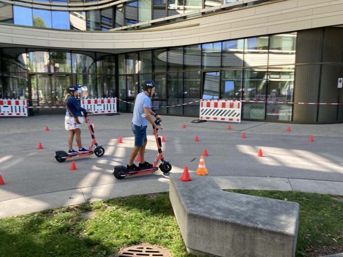 E-Scooterunfälle vermeiden: Klinikum rechts der Isar und Voi evaluieren den Einfluss von Verkehrswissen