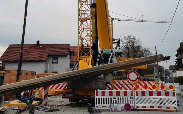 Feldmoching: Autokran verliert seine Last