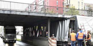 Werinherstraße: Zwei Lkw bleiben in Unterführung stecken
