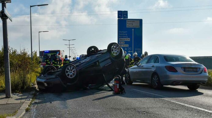 72-jährige Fahrerin verliert die Kontrolle über ihren PKW und landet auf dem Dach