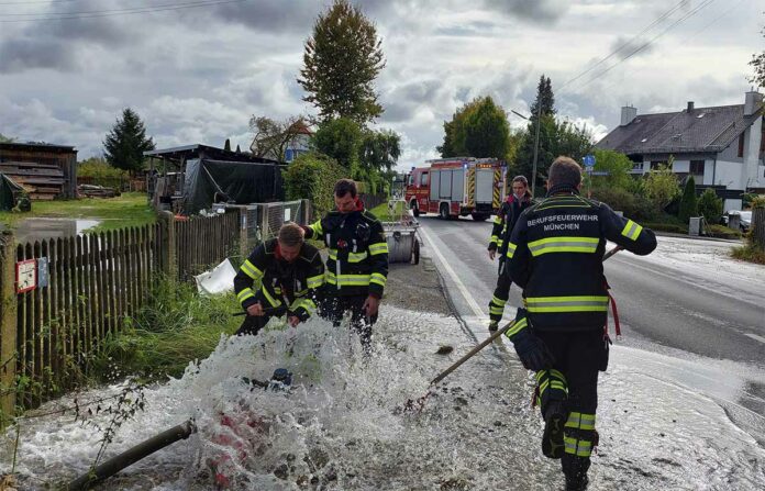 Pasing: Straße wird zum See - Unterflurhydrant umgefahren