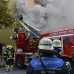 Wohnungsbrand in einem Mehrfamilienhaus - Stundenlanger Brandeinsatz wegen Brand- und Glutnester