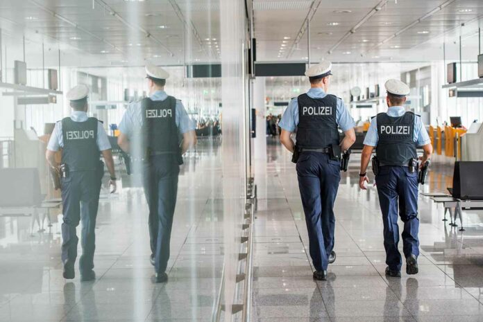 Im neuen Jahr gleich ein Leben gerettet - Bundespolizisten reanimieren 50-jährigen Fluggast Im neuen Jahr gleich ein Leben gerettet - Bundespolizisten reanimieren 50-jährigen Fluggast