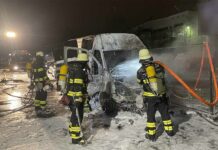 Aubing: Transporter bei Brand zerstört
