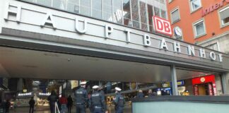 Franzose geht grundlos auf Reisende los - Passant zeigt Zivilcourage und geht dazwischen