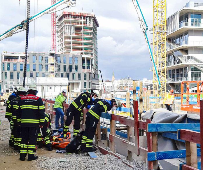 Berg am Laim: Bauarbeiter acht Meter in die Tiefe gestürzt