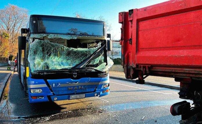 Bogenhausen: Linienbus prallt auf Lkw