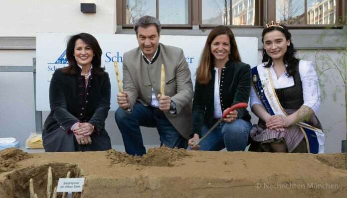 Ministerpräsident Dr. Markus Söder und Agrarministerin Michaela Kaniber eröffnen die bayerische Spargelsaison Ministerpräsident Dr. Markus Söder und Agrarministerin Michaela Kaniber eröffnen die bayerische Spargelsaison