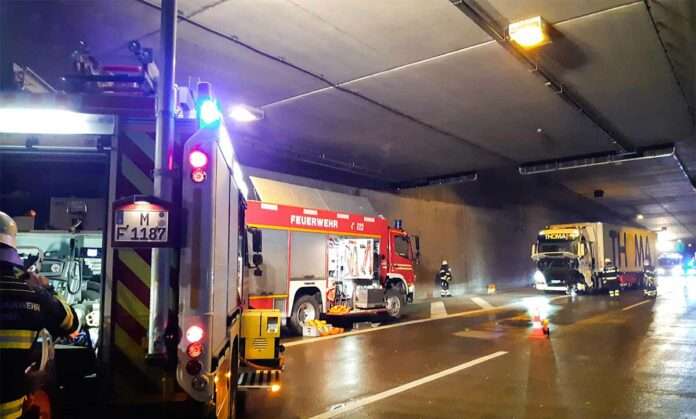 A99 - Aubinger Tunnel: Lkw gegen Lkw