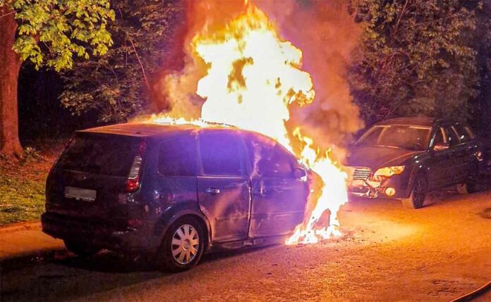 Laim: Flammen im Motorraum - PKW ausgebrannt
