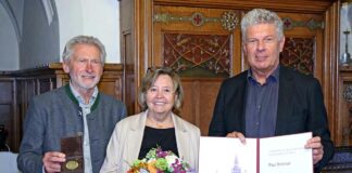 Medaille „München leuchtet“ in Gold für Paul Breitner