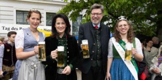 Der Bierbrunnen in München sprudelte zum „Tag des Bayerischen Bieres“ mit drei verschiedenen Biersorten