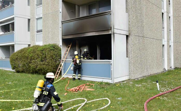 Große Rauchsäule am Hochhaus - Zimmerbrand zerstört Wohnung