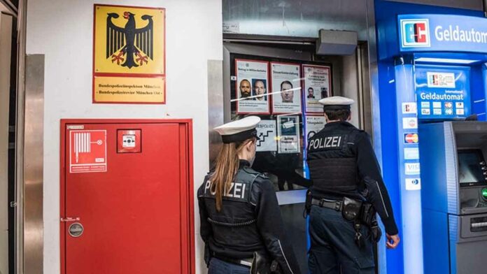 In S-Bahn geraucht, Beamte beleidigt - Betrunkener leistet Widerstand