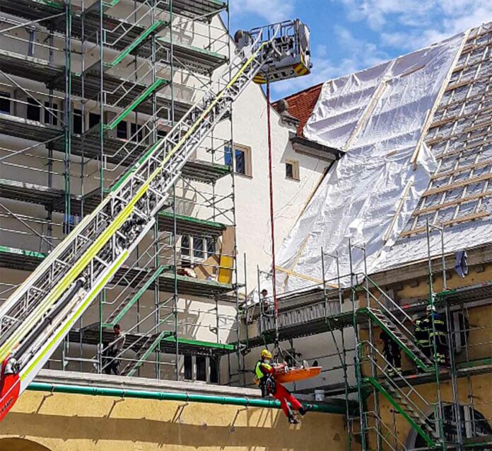 Schwabing: Arbeiter von Dachelementen eingeklemmt
