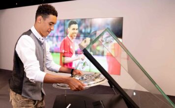 Zehnerpack ab jetzt im FC Bayern Museum - Jamal Musiala bringt die Meisterschale