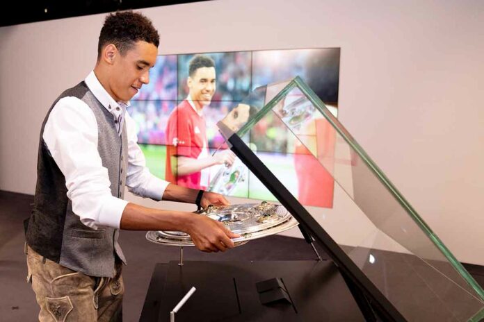 Zehnerpack ab jetzt im FC Bayern Museum - Jamal Musiala bringt die Meisterschale Zehnerpack ab jetzt im FC Bayern Museum - Jamal Musiala bringt die Meisterschale