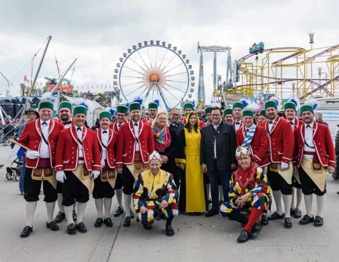 Tag des Brauchtums mit Schäfflertanz auf dem Münchner Frühlingsfest 2022