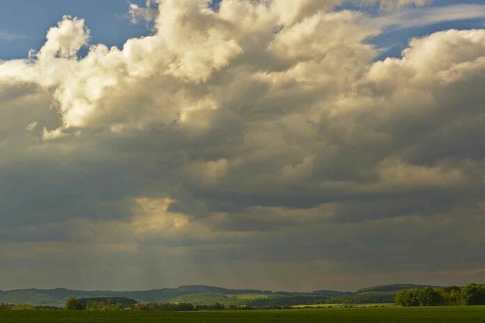 Schwere Gewitterlage zum Wochenanfang - Starkregen und Hagel möglich