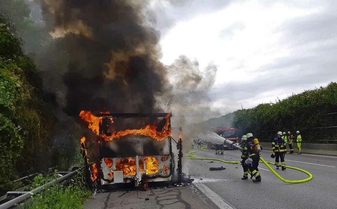 A99: Anhänger brennt aus