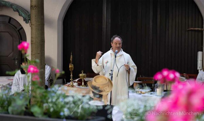 Gottesdienst mit Pfarrer Rainer Maria Schießler im Hofbräuhaus München Gottesdienst mit Pfarrer Rainer Maria Schießler im Hofbräuhaus München