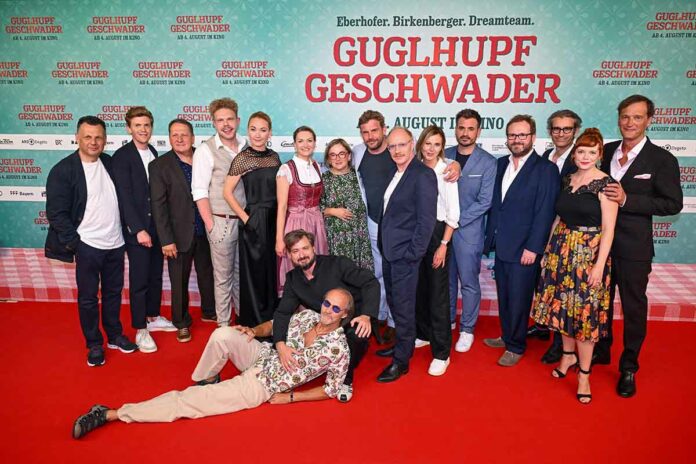 Auf Eberhofer ist Verlass: GUGLHUPFGESCHWADER begeistert das Premierenpublikum Auf Eberhofer ist Verlass: GUGLHUPFGESCHWADER begeistert das Premierenpublikum