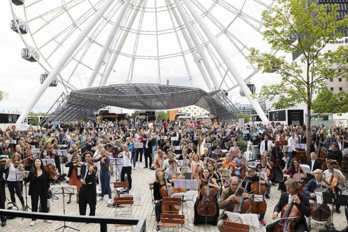 Werksviertel-Mitte: Flashmob mit Sir Simon Rattle für das Neue Konzerthaus