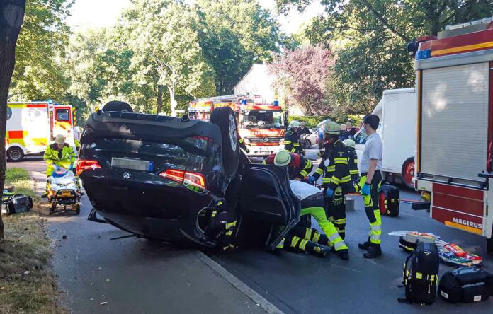 Bogenhausen: BMW landet auf dem Dach Bogenhausen: BMW landet auf dem Dach