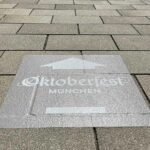 Oktoberfest 2022: Mehr als 100 Bodenmarkierungen zeigen Fußweg Hauptbahnhof - Theresienwiese
