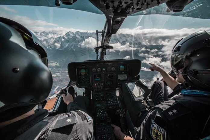 Hubschrauberpiloten zur fliegerisch taktischen Übung und zur Ausbildung im Gebirge unterwegs