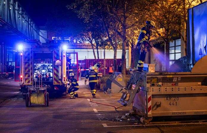 bauma: Brand einer Müllpresse