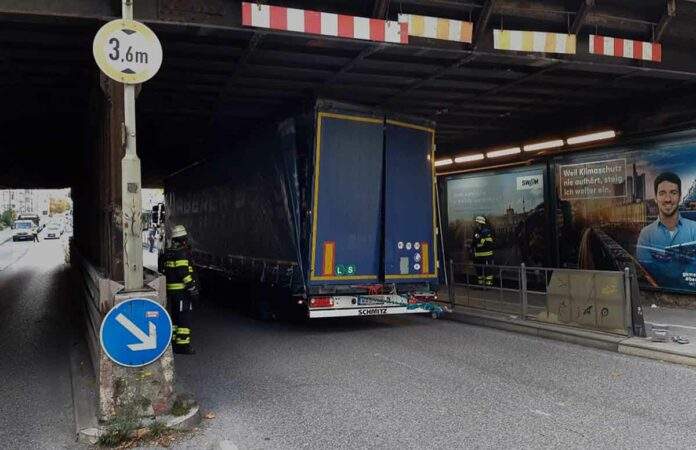 Haidhausen: Lkw bleibt in Unterführung stecken