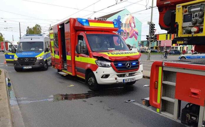 Neuhausen: Rettungswagen trifft auf Drehleiter