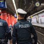 Geschlagen und bespuckt - Unbekannte geht in S-Bahn auf eine Reisende los