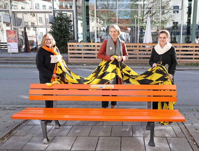 Erste Sitzbank in Orange: Schutz vor geschlechtsspezifischer Gewalt