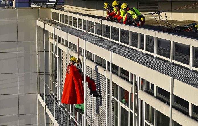 Höhenretter-Nikolaus im Deutschen Herzzentrum München brachte Kinderaugen zum leuchten Höhenretter-Nikolaus im Deutschen Herzzentrum München brachte Kinderaugen zum leuchten
