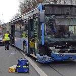 BMW kracht in Linienbus