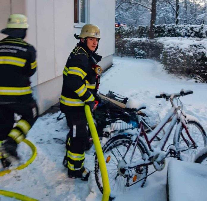 Aubing: Brand in Kellerabteil