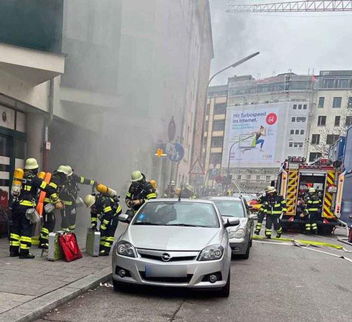 Isarvorstadt: Brand in Tiefgarage - Großaufgebot von Feuerwehr und Rettungsdienst