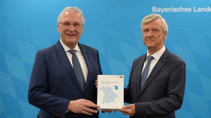 Statistisches Jahrbuch für Bayern 2022 vorgestellt
