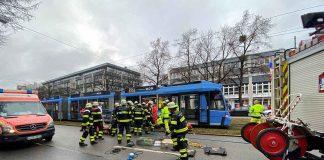 Tragischer Unfall - Fußgänger von Tram erfasst und eingeklemmt