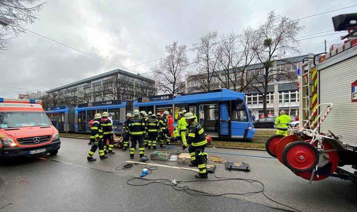 Tragischer Unfall - Fußgänger von Tram erfasst und eingeklemmt