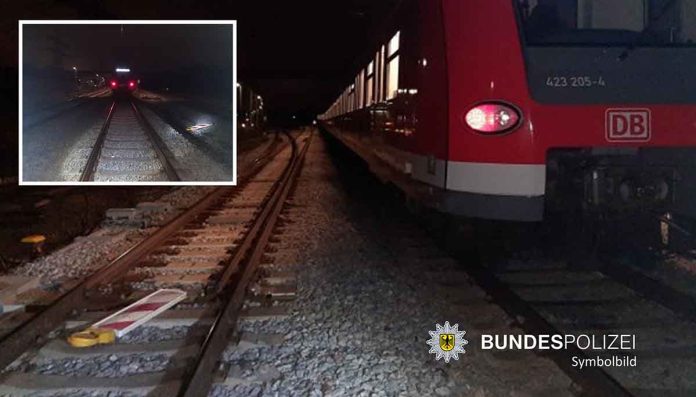 Warnbaken im Gleis - Kollision mit S-Bahn - Bundespolizei warnt: Kein Kavaliersdelikt!
