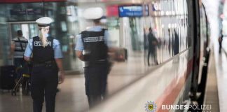 Rassistische Beleidigungen im Zug - Fahrscheinloser Senior vorläufig festgenommen