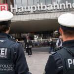 Angriff auf Imbissmitarbeiterin - Unbekannter wirft mit Einrichtungsgegenständen