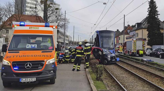 Pasing: Smart von Tram erfasst Pasing: Smart von Tram erfasst