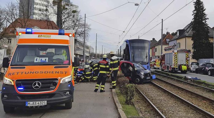 Pasing: Smart von Tram erfasst