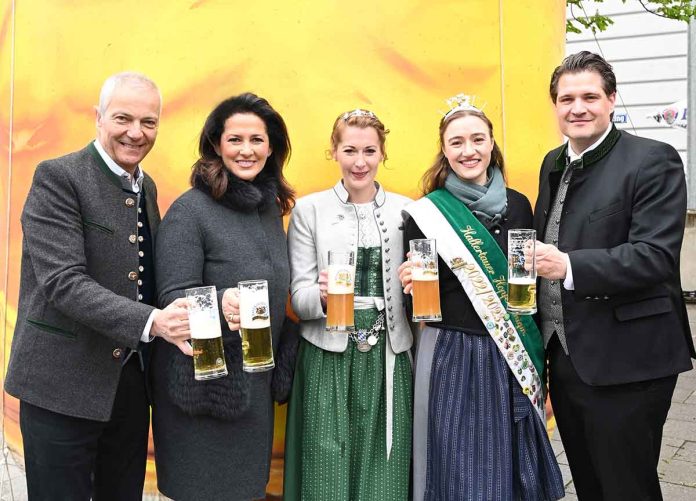 „Bayerisches Bier ist einmalig und authentisch“ - Ministerin Kaniber schenkte zum Gedenktag des Reinheitsgebots wieder Freibier aus